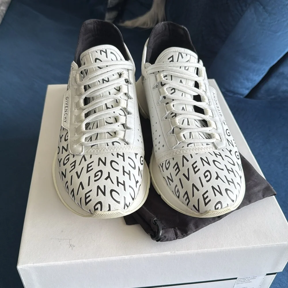 Givenchy White and Black Refracted Logo Spectre Runner
Sneakers Size 44 - Picture 6 of 8